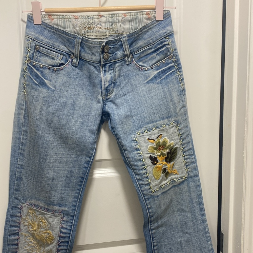 🌼 Cést toi flower embroidered jeans size 0 The cutest jeans ever